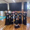 豊中高校剣道部の集合写真。手前中央の藤井さんを矢印で示しています。